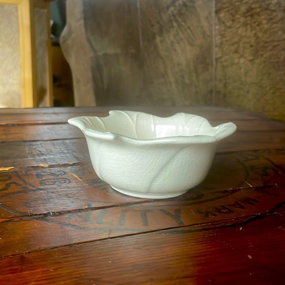 Small Leaf Pottery Bowl made in USA/numbered - Picture 2 of 4